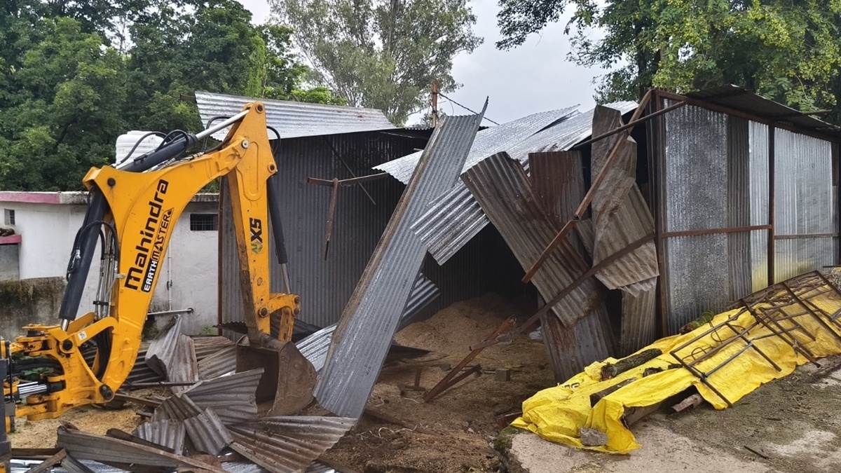 इस्‍लाम ना कबूलने पर लड़की का गला काटने वाले रईस खान के अवैध निर्माण को तोड़ा, पुलिस बल तैनात