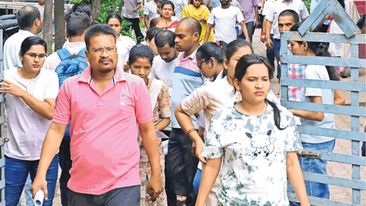 साड़ी बदली...सलवार काटी तब परीक्षा केंद्र में मिली एंट्री, प्रयोगशाला परिचारक परीक्षा 2025 में ड्रेस कोड नियमों से परीक्षार्थी हुए परेशान