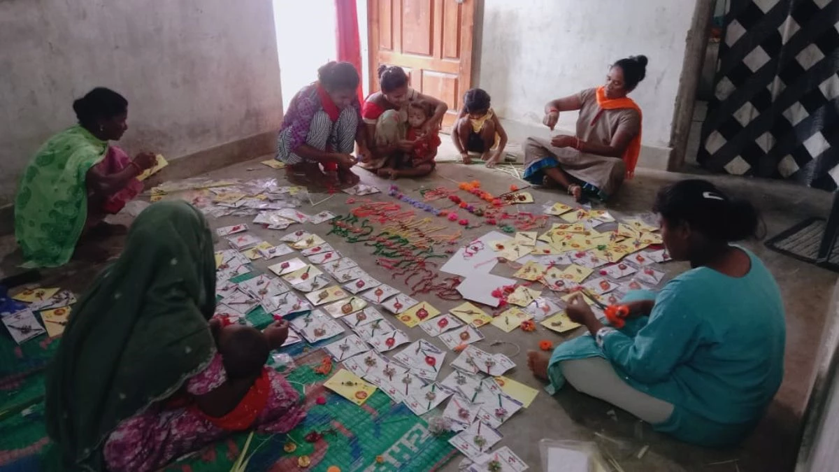 नक्सल पीड़ित बहनों ने बांस-ताड़ से बनाई देसी राखियां, हर साल 60 हजार की बिक्री