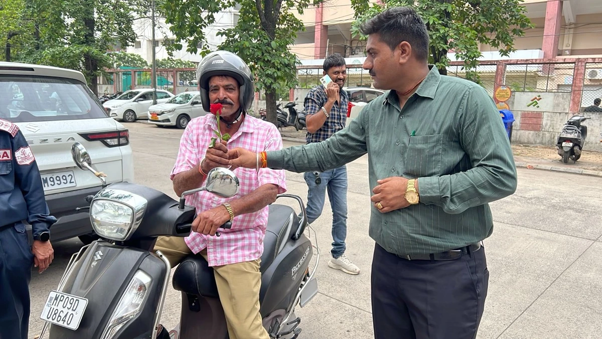 इंदौर के सरकारी दफ्तरों में जाने के लिए हेलमेट अनिवार्य, जिन्होंने पहना उनका हो रहा स्वागत