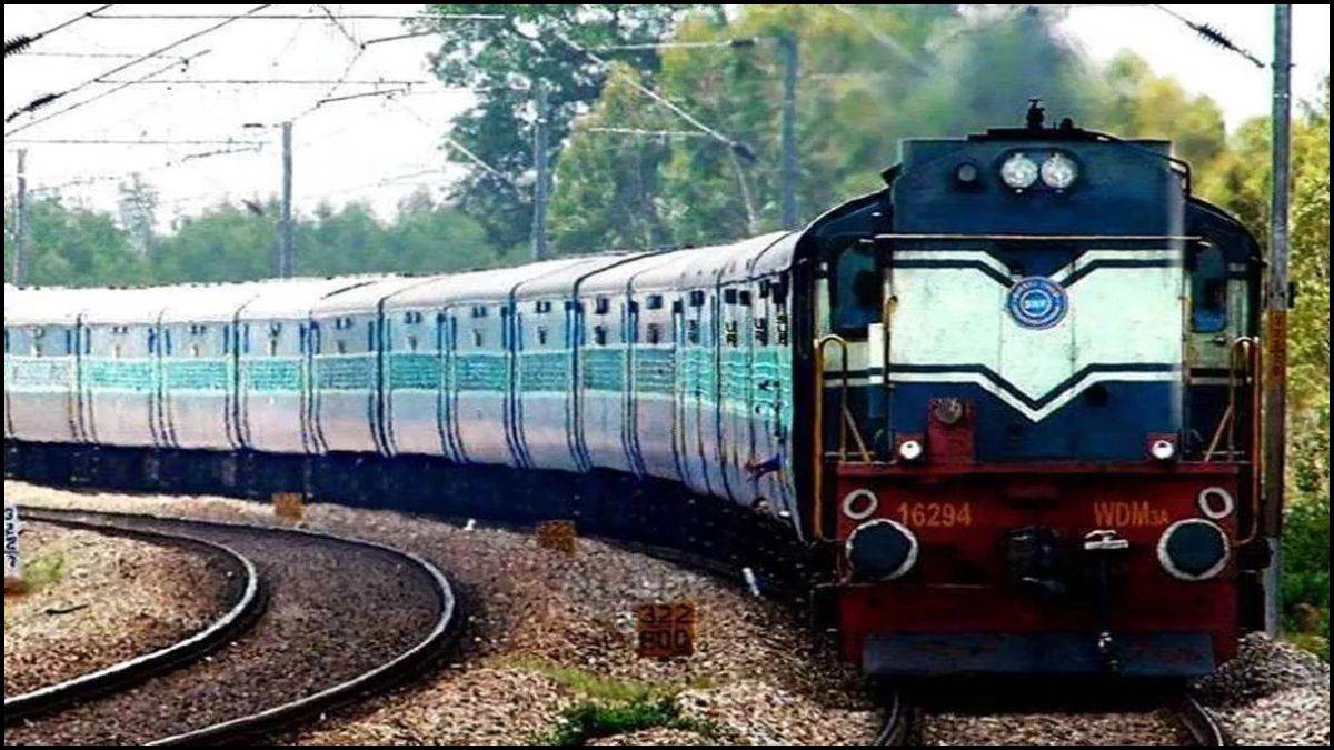 Indian Railway: रक्षाबंधन पर यात्रा बनी चुनौती, ट्रेनों में सीटें फुल, रेलवे से स्पेशल ट्रेनों की मांग
