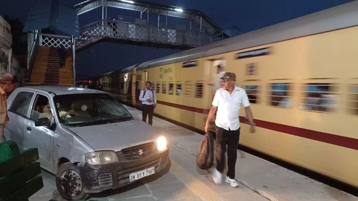 प्लेटफॉर्म पर मौत की रेस... मेरठ में सेना का जवान नशे में कार लेकर चढ़ा ट्रेन के सामने