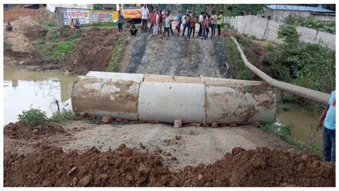 कमजोर रपटा से गुजरते थे 300 ट्रक, टूटा चांपी नाला रपटा,35 यात्रियों से भरी बस फंसने के बाद मचा हड़कंप: एनएच 45 मार्ग अवरुद्ध