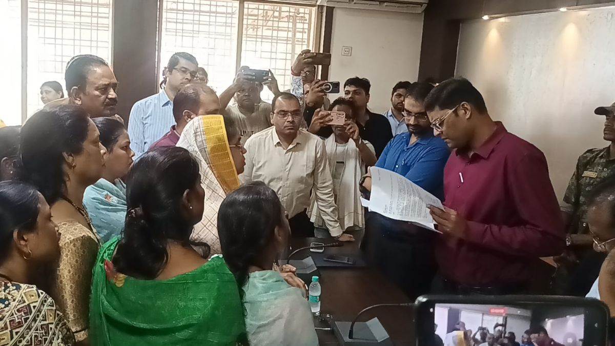 बालाघाट विधायक ने लाइन में लगाकर फरियादियों संग लगाई गुहार, बूढ़ी की शराब दुकान 114 दिन से नहीं हटी, काम-धंधा छोड़कर धरने पर बैठी हैं महिलाएं