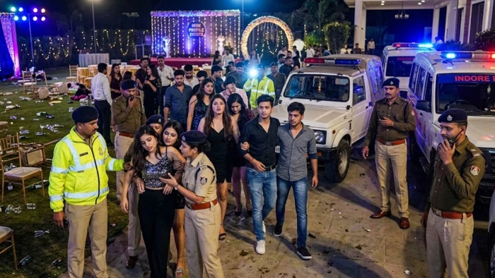 लड़कियां लड़कों के साथ नशे में झूम रही थीं, रूम में रुके थे, कोई रिकॉर्ड नहीं था, इंदौर में शराब पार्टी पर पुलिस की रेड
