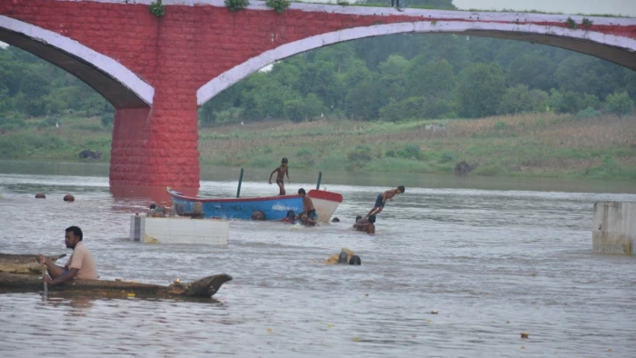 रील बनानी पड़ सकती है भारी, जबलपुर में उफनतीं नर्मदा किनारे 'मौत की सेल्फी'