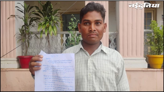 मृत पिता की जगह बेटे का बना दिया मृत्यु प्रमाण पत्र, 3 साल से न मिल रहा राशन और न ही आवास का लाभ, आधार कार्ड भी हुआ सस्पेंड