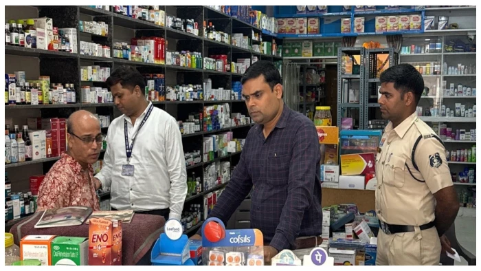 दवा रिकार्ड दुरुस्त नहीं पाए जाने पर तीन मेडिकल दुकानों के लाइसेंस निरस्त: कोरबा में खाद्य एवं औषधि विभाग की बड़ी कार्रवाई