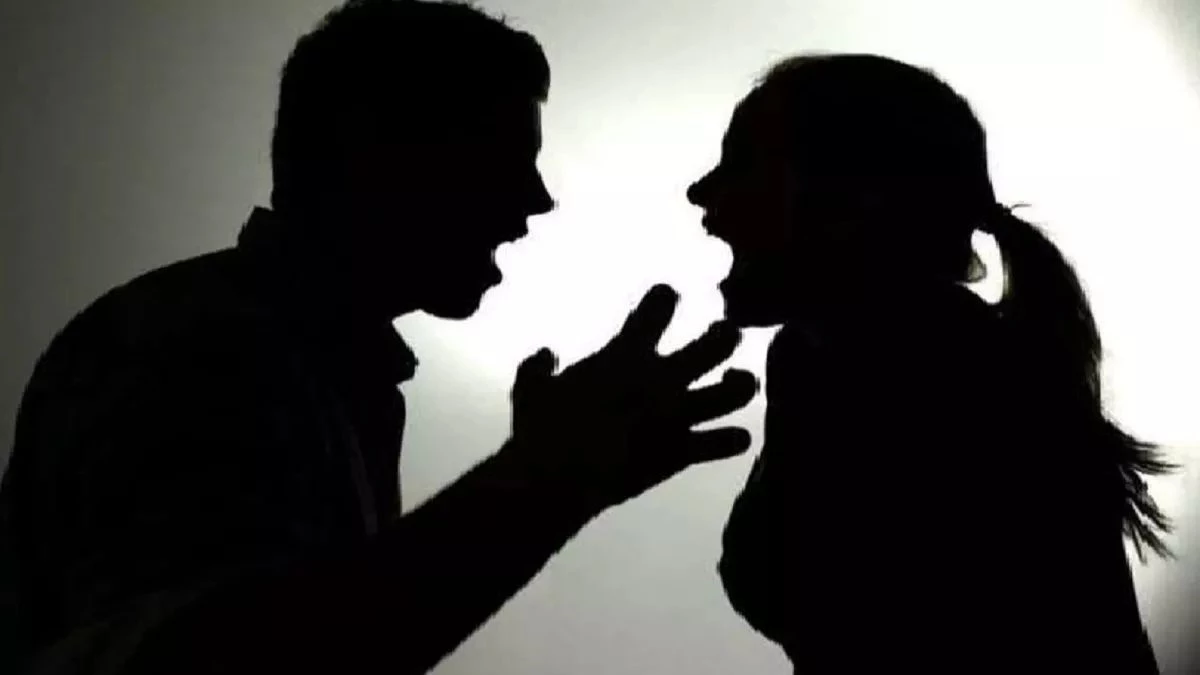 Sheopur: ढाई साल के बच्चे को लेकर तहसील के सामने भिड़ गए पति-पत्नी, जमकर चले लात-घूंसे और चप्पलें