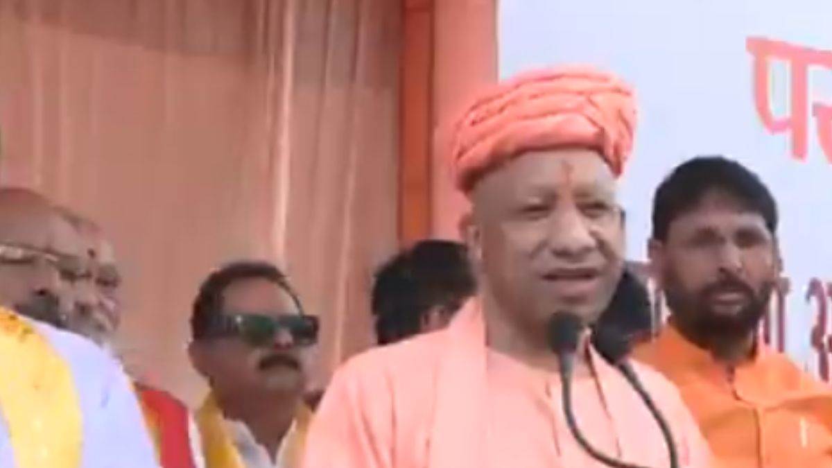 जन्माष्टमी पर मथुरा पहुंचे सीएम योगी, श्रीकृष्ण जन्मभूमि में की पूजा-अर्चना, बोले-आस्था मिटाने वाले खुद मिट्टी में मिल गए