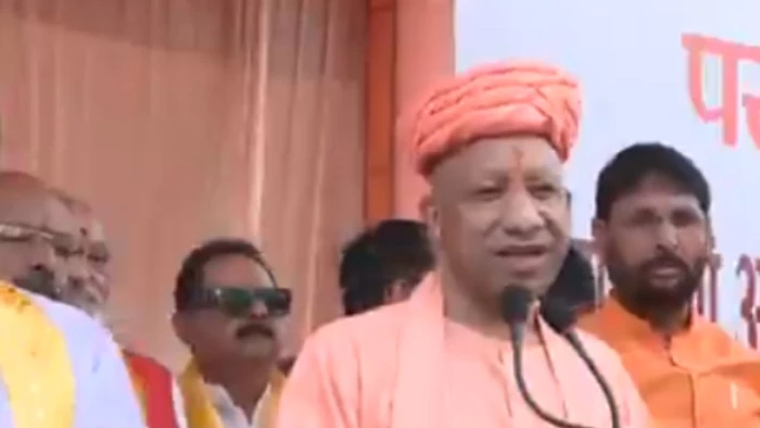 जन्माष्टमी पर मथुरा पहुंचे सीएम योगी, श्रीकृष्ण जन्मभूमि में की पूजा-अर्चना, बोले-आस्था मिटाने वाले खुद मिट्टी में मिल गए