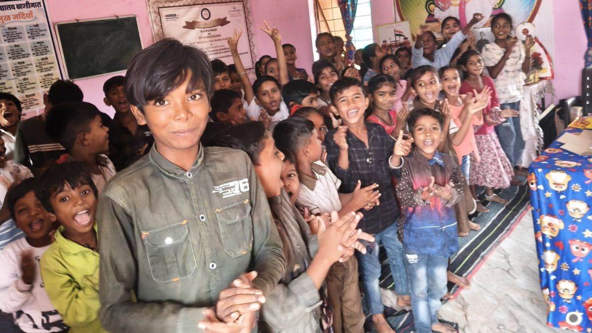 शिक्षक दिवस : न डर का माहौल, न पढ़ाई का बोझ... खेल-खेल में संस्कृत के...