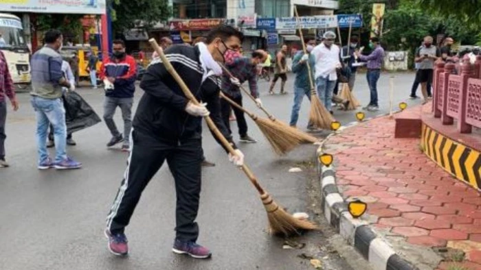 इंदौर-उज्जैन की अनूठी परंपरा : गोगा नवमी पर सफाईकर्मियों को अवकाश, वर्ष में एक दिन शहर थामता है झाड़ू इंदौर-उज्जैन की अनूठी परंपरा : गोगा नवमी पर सफाईकर्मियों को अवकाश, वर्ष में एक दिन शहर थामता है झाड़ू