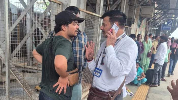 मानवता की मिसाल: भोपाल स्टेशन पर अचानक बेहोश होकर गिरा यात्री; चेकिंग स्टाफ की सूझबूझ से बची जान