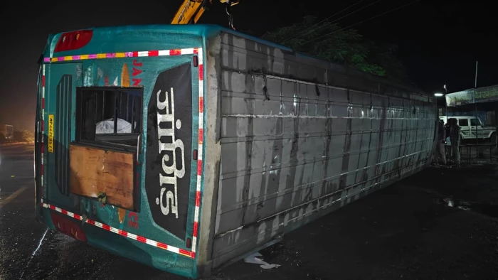 रतलाम-इंदौर फोरलेन पर स्लीपर बस पलटी, 28 यात्री घायल; बारिश के बीच कर्व टर्न पर हुआ हादसा