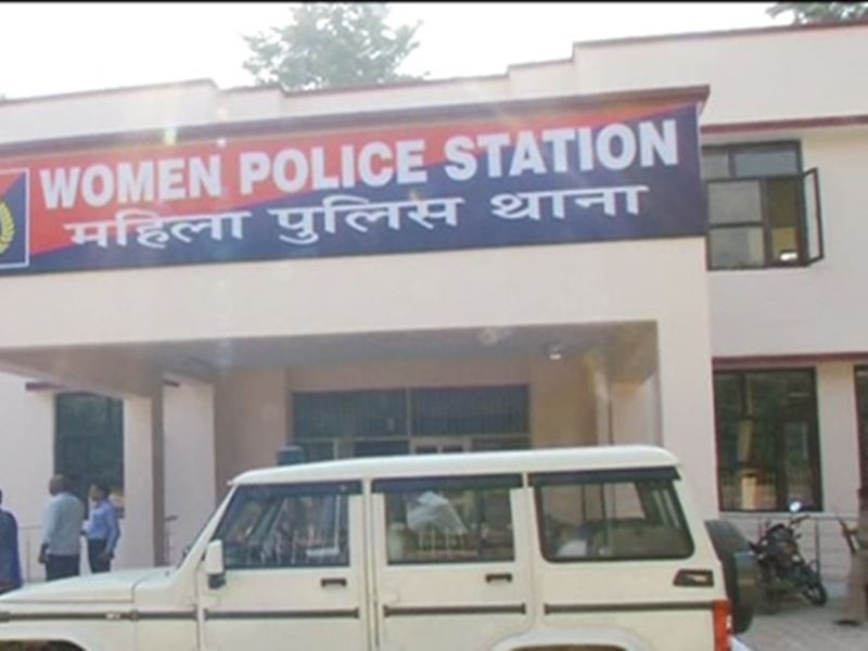 pregnant women sit on stairs of police station in Bhopal but police not  listen