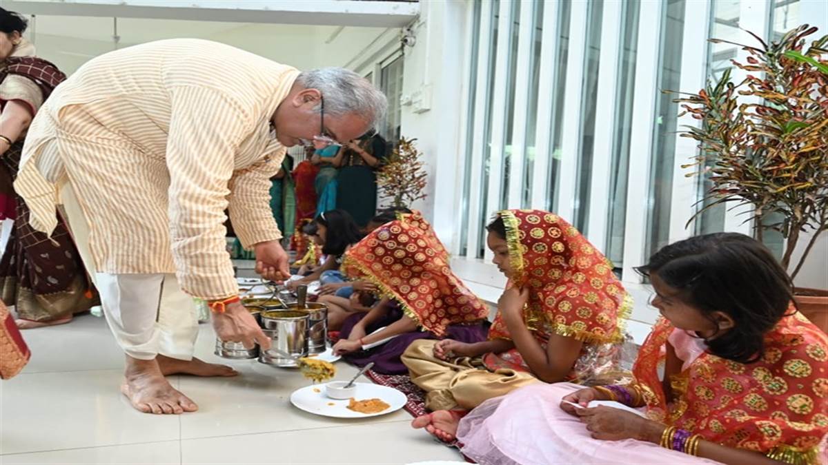 Kanya Poojan: दुर्गा नवमी पर सीएम भूपेश बघेल ने कराया कन्या भोज, पैर छूकर लिया आर्शीवाद