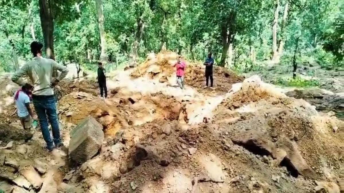 मध्य प्रदेश के सीधी में जगदंबा की मूर्ति सहित मंदिर गायब, जेसीबी से खोदकर ले गए चोर