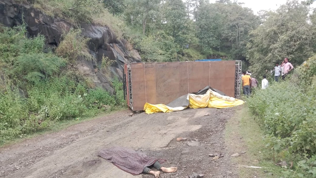 बुरहानपुर में महाराष्ट्र की सीमा से लगे करौली घाट पर पलटी बैंड पार्टी की गाड़ी, एक की मौत और 13 घायल