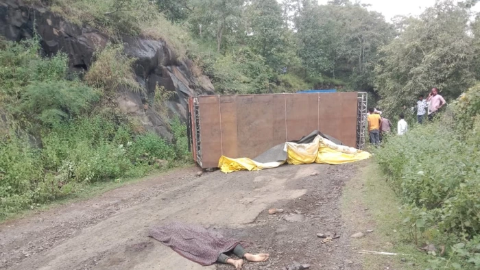बुरहानपुर में महाराष्ट्र की सीमा से लगे करौली घाट पर पलटी बैंड पार्टी की गाड़ी, एक की मौत और 13 घायल