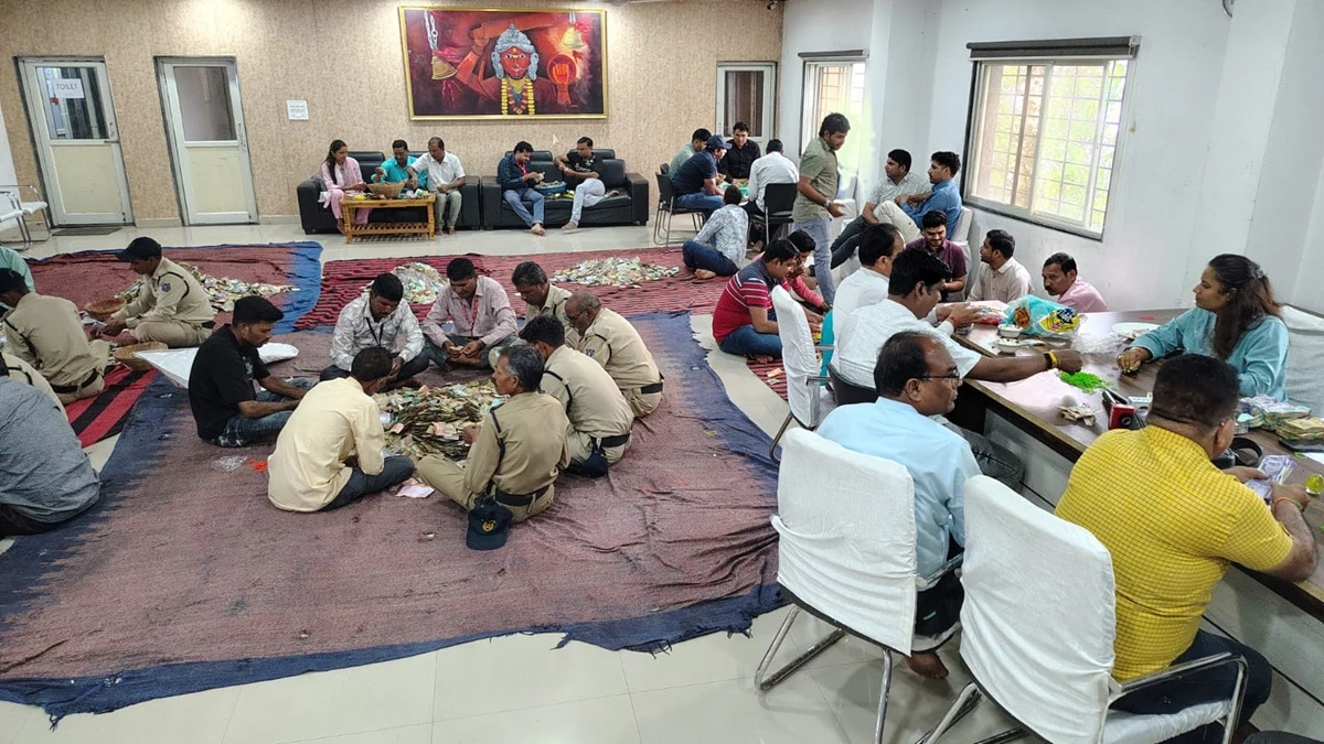 नवरात्र के बाद देवास की माता टेकरी पर 21 दान पेटियों की गिनती जारी, आभूषण, विदेशी नोट व अर्जियां मिलीं