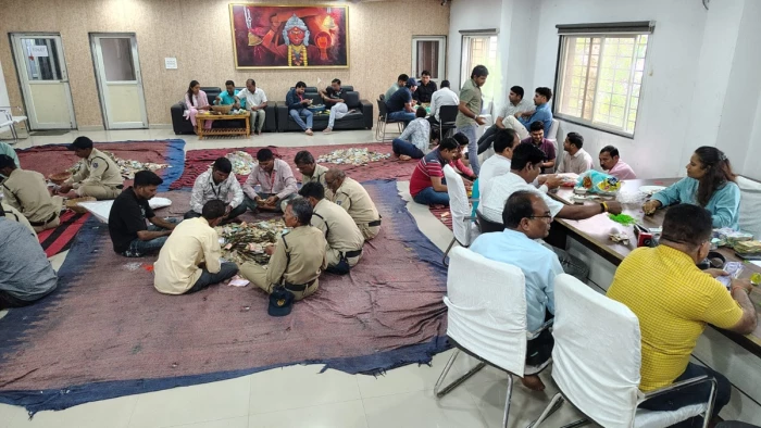 नवरात्र के बाद देवास की माता टेकरी पर 21 दान पेटियों की गिनती जारी, आभूषण, विदेशी नोट व अर्जियां मिलीं
