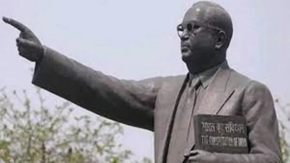 भीमराव आंबेडकर को बना दिया 'डोनाल्ड ट्रंप', प्रयागराज में प्रतिमा से छेड़छाड़, VIDEO वायरल