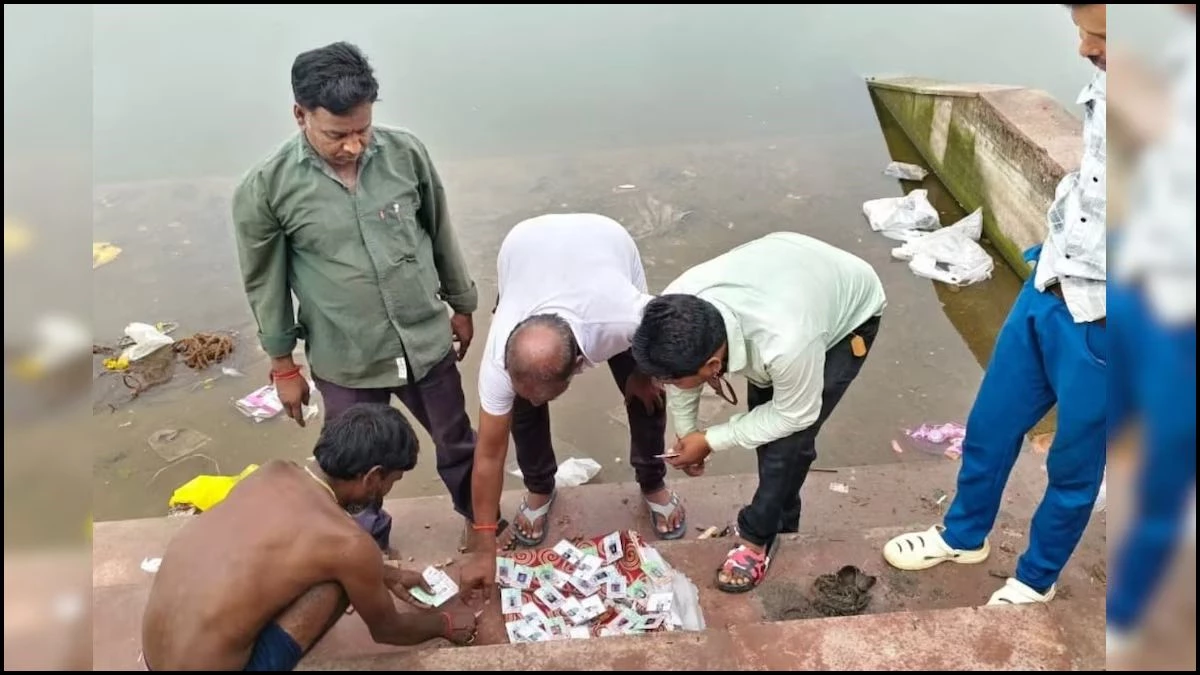 MP में तालाब किनारे मिले 500 वोटर आईडी कार्ड, मचा हड़कंप, कांग्रेस और सपा ने सरकार पर साधा निशाना