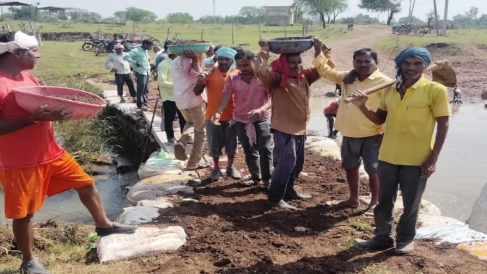 छत्तीसगढ़ में सिस्टम 15 सालों तक नहीं हिला तो ग्रामीणों ने पांच घंटे में बना डाली नाले पर पुलिया