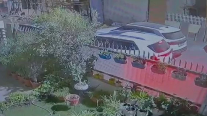 भोपाल के पॉश इलाके अरेरा कॉलोनी में डॉक्टर के घर के बाहर से कार चोरी, SUV से आए थे बदमाश