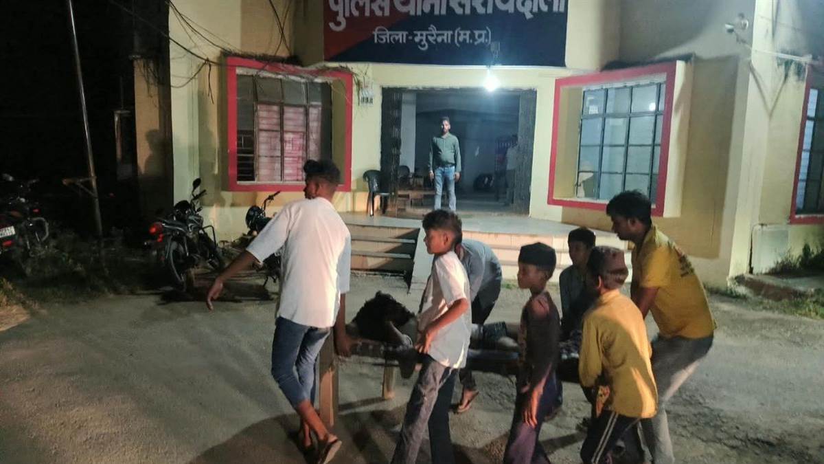 मुरैना में हाईवे हादसे के बाद नहीं पहुंची एंबुलेंस, तड़पते युवक को खटिया पर लादकर थाने पहुंचे नाबालिग