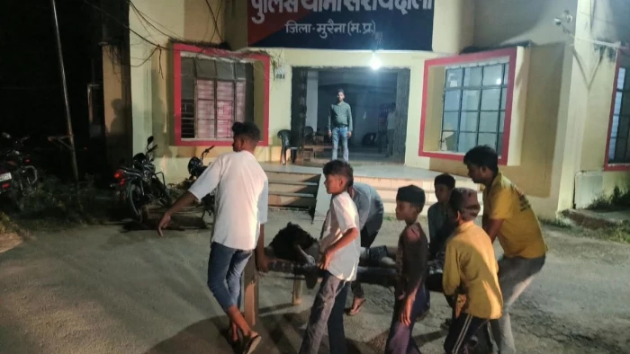मुरैना में हाईवे हादसे के बाद नहीं पहुंची एंबुलेंस, तड़पते युवक को खटिया पर लादकर थाने पहुंचे नाबालिग