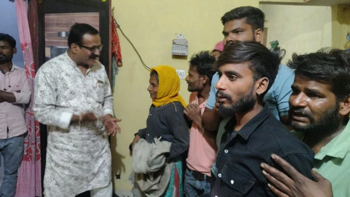 महू में सोशल मीडिया की मदद से तीन साल से लापता मां को पुत्रों से मिलवाया, छलक आईं आंखें