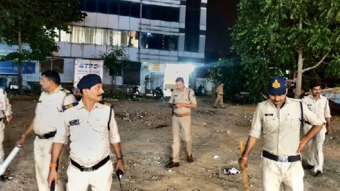 ग्वालियर में आखिर सड़कों पर उतरी पुलिस, कोचिंग के पास से खदेड़े मनचले, महिला पुलिसकर्मियों ने की गश्त