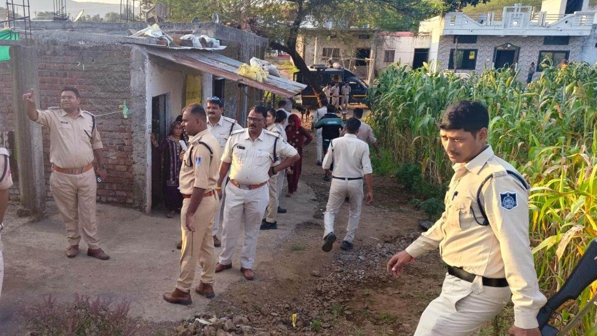 बड़वानी में सिकलीगर बस्ती में पुलिस ने दी दबिश, हथियारों का जखीरा मिला, दो गिरफ्तार