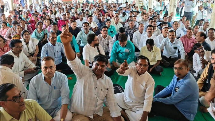 MP के शिक्षकों का भोपाल में डेरा:  TET की अनिवार्यता का विरोध ,बोले- 'जब जनप्रतिनिधियों को पेंशन, तो शिक्षक वंचित क्यों?'