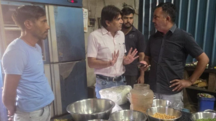 उज्जैन में ढाबे पर खा रहे थे खाना, दाल में मक्खी निकली तो कर दी सीएम हेल्पलाइन पर शिकायत, ढाबा बंद