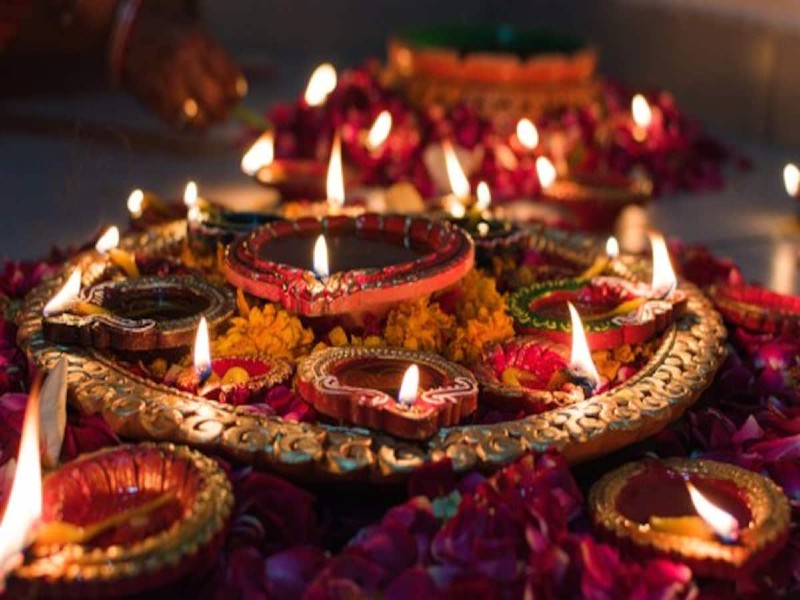 Diwali Puja 2021: दिवाली पर आज ऐसे करें मां लक्ष्मी की पूजा, जानिए शुभ  मुहूर्त, पूजन सामग्री, विधि और आरती - Diwali puja 2021 how to do lakshmi  puja know shubh muhurat