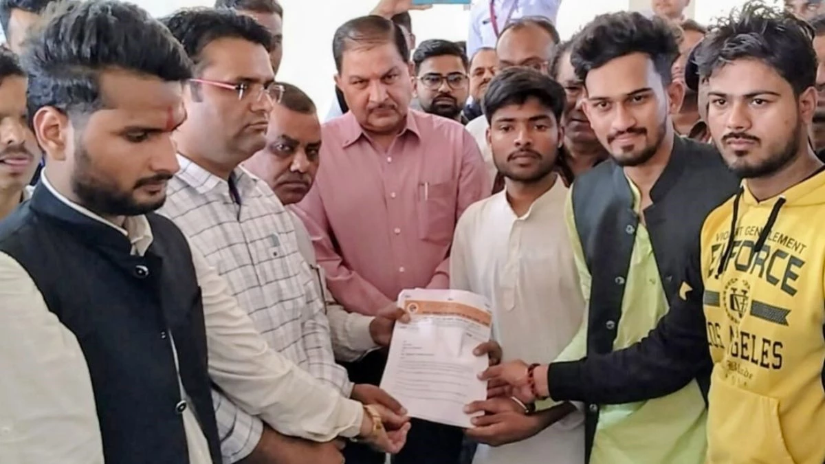 गुना में ABVP नेताओं ने कुलगुरु का चैंबर तोड़ा, कर्मचारियों को पीटा