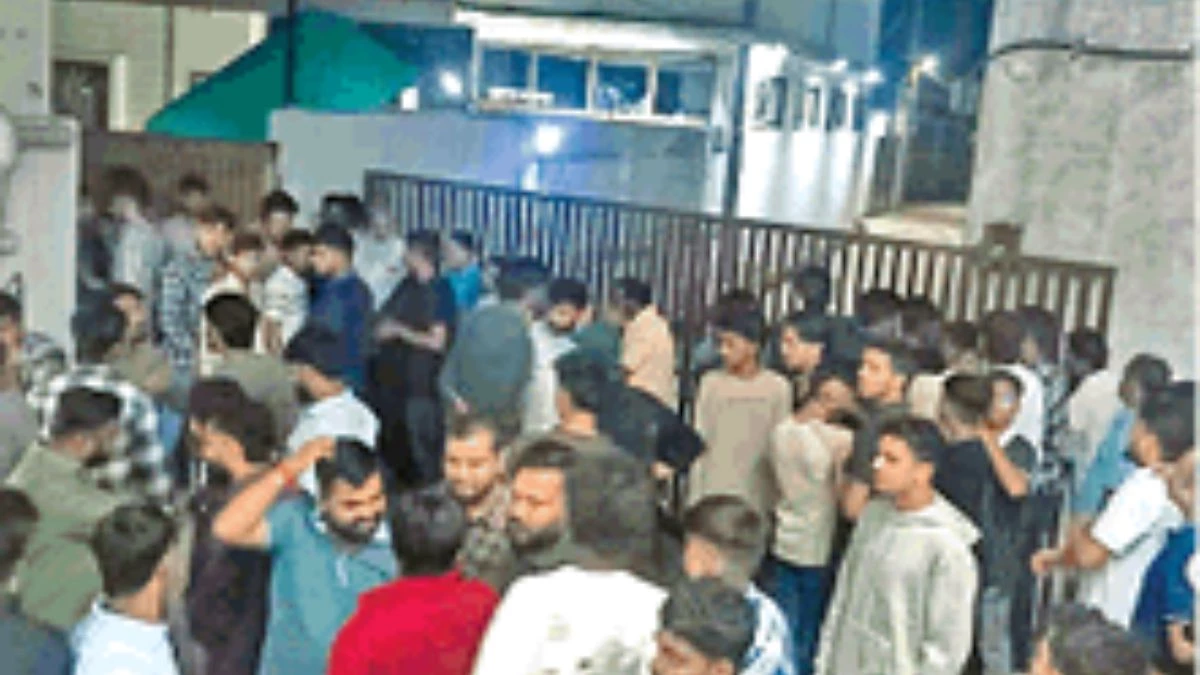 लोगों पर डिफेंडर चढ़ाने वाले आरोपी युवक के पिता ने पुलिस पर लगाया दो करोड़ के जेवर चोरी का आरोप