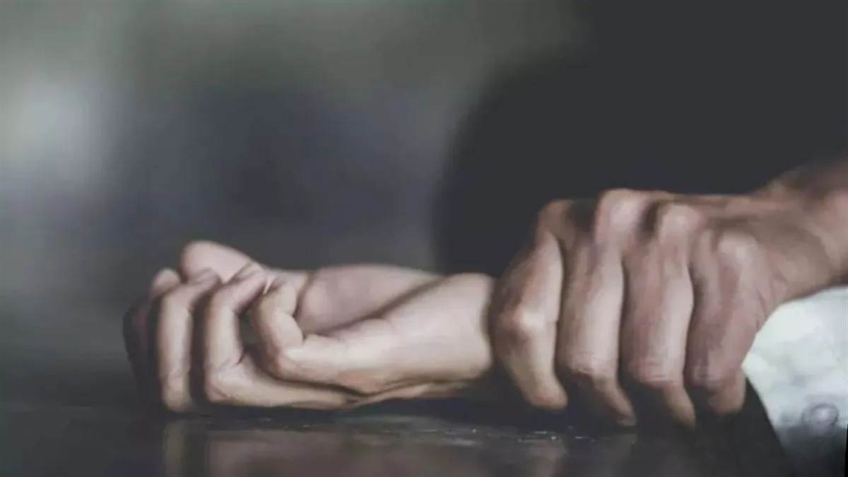 UP Crime News: परिवार से नाराज होकर घर से भागी नाबालिग, अकेला देख युवक ने होटल ले जाकर किया दुष्कर्म