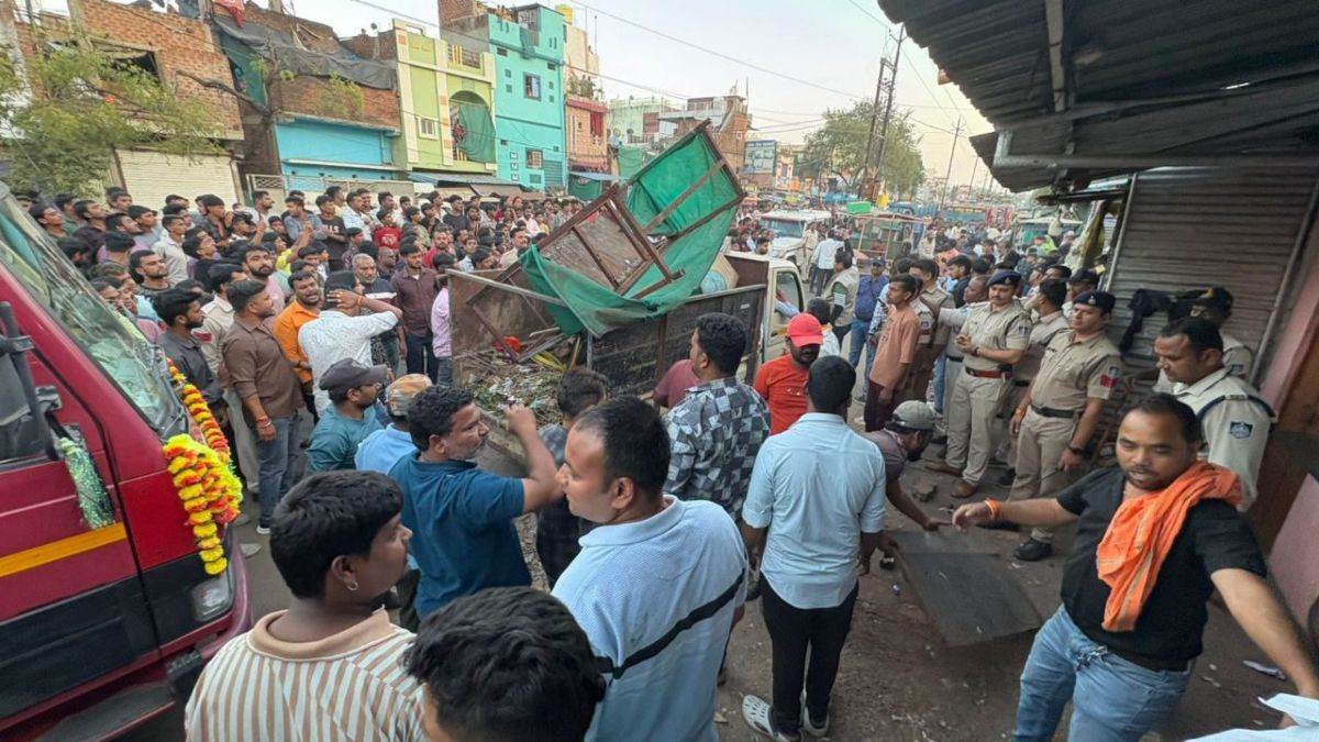 MP: सागर में अंडा का ठेला लगाने वाले मुस्लिम युवक ने मंदिर में की तोड़फोड़, हिंदू संगठनों ने किया चक्काजाम