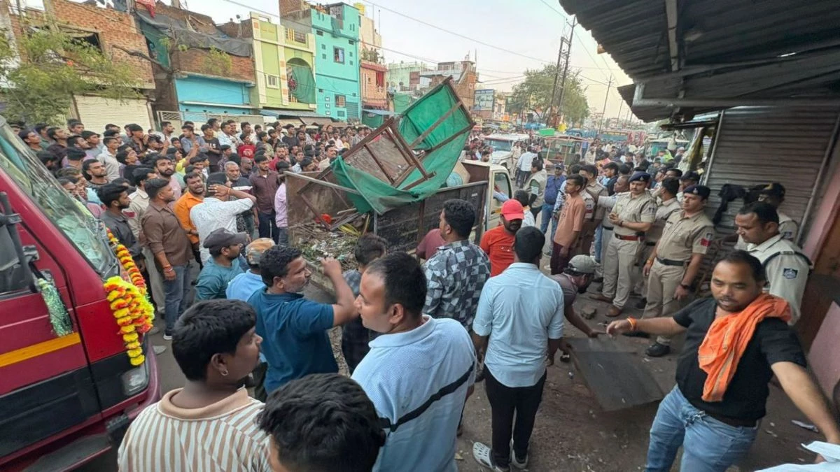 MP: सागर में अंडा का ठेला लगाने वाले मुस्लिम युवक ने मंदिर में की तोड़फोड़, हिंदू संगठनों ने किया चक्काजाम