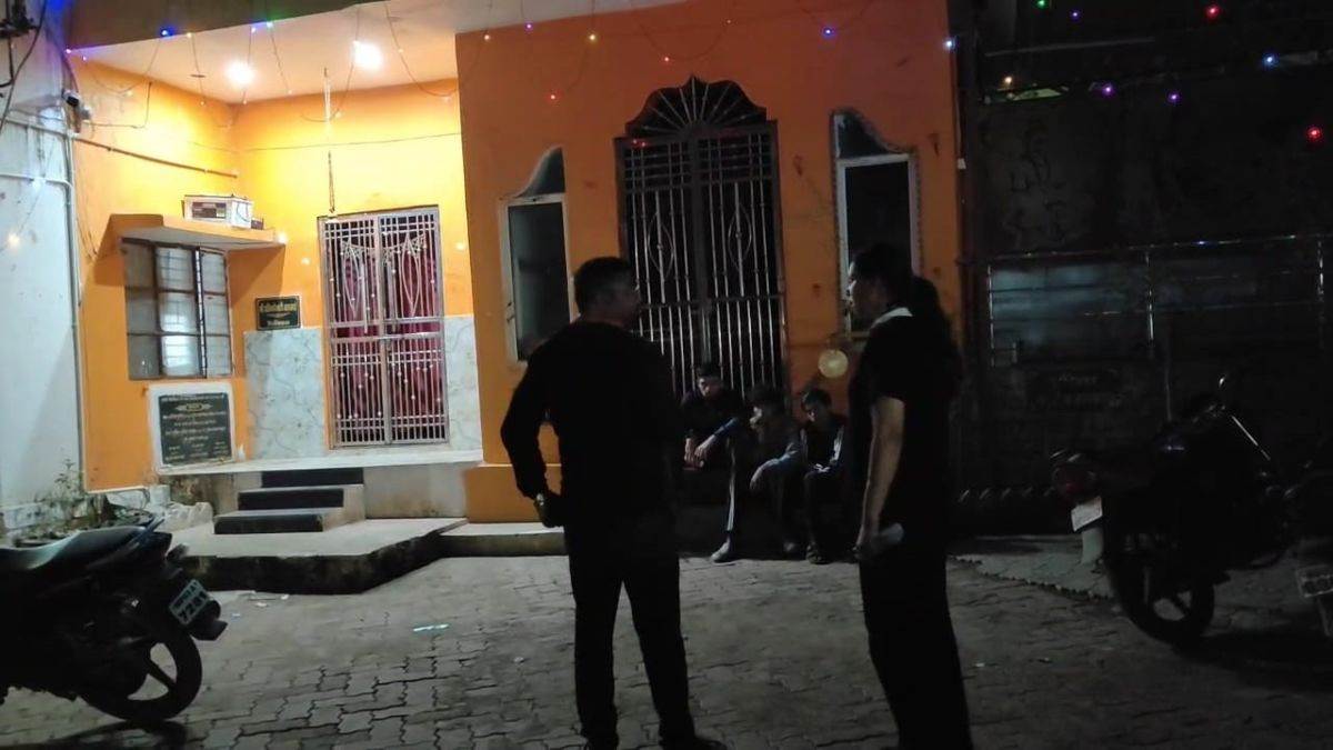 MP: महिला कोच को खाना मांगना पड़ा भारी, टीम मैनेजर ने जमीन पर पटककर पीटा, दीं गालियां