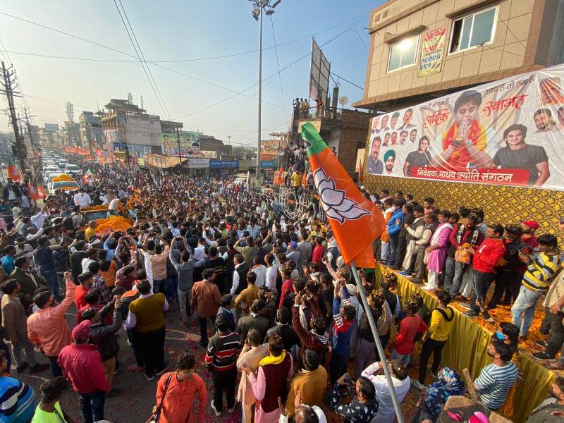 राघौगढ़ में केंद्रीय मंत्री ज्‍योतिरादित्‍य सिंधिया ने कांग्रेस नेता हीरेंद्र सिंह को भाजपा की दिलाई सदस्यता