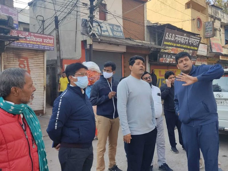 रायपुर में सड़क पर सब्जी बेचने वाले दुकानदारों का नगर निगम रद करेगा चबूतरे का आवंटन