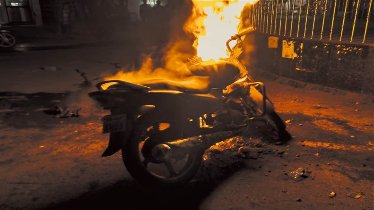Dantewada News: मचा हड़कंप जब चलती बाइक में अचानक लगी आग, चालक ने कूदकर बचाई जान