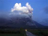 Indonesia Mount Semeru: इंडोनेशिया का सबसे ऊंचा ज्वालामुखी माउंट सेमेरु फटा, लावा की नदियां बहीं