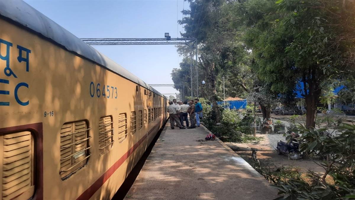 बिलासपुर में वंदे भारत ट्रेन का होगा मेंटेनेंस, ओएचई के लिए लगाए जा रहे पोल
