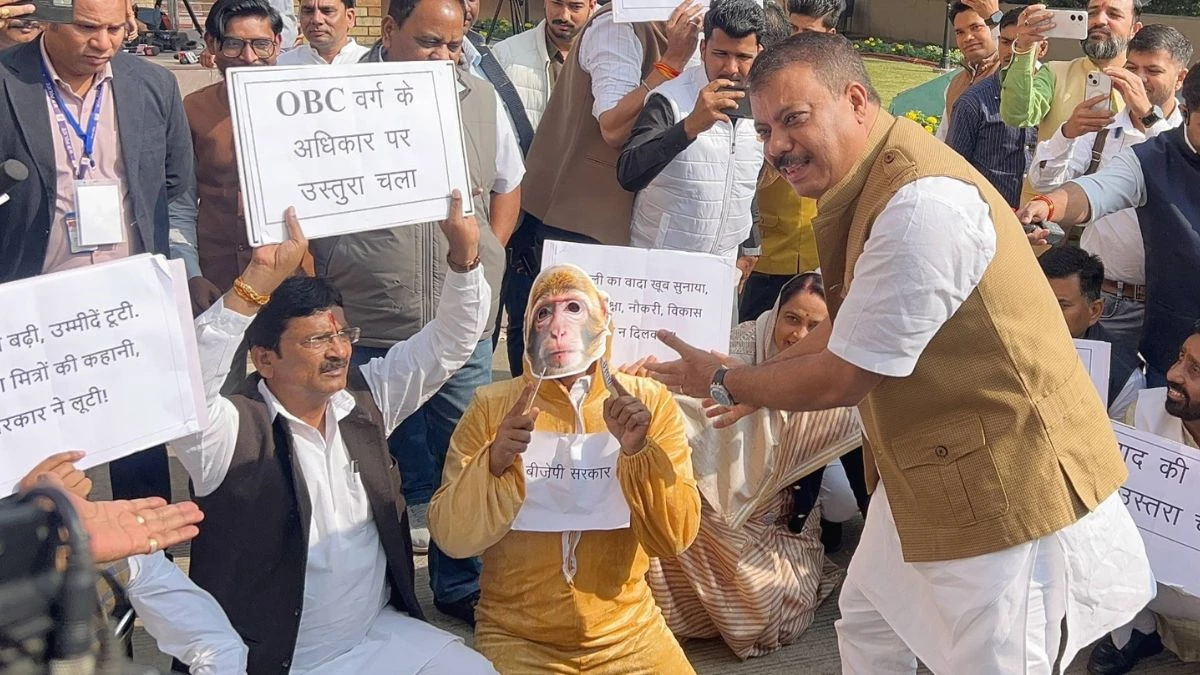 MP में कांग्रेस के विधायक का अनोखा विरोध, बंदर बनकर पहुंचे विधानसभा